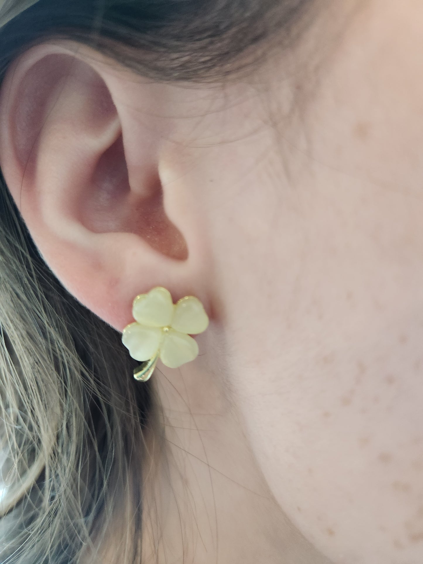Pearl White Clover Stud